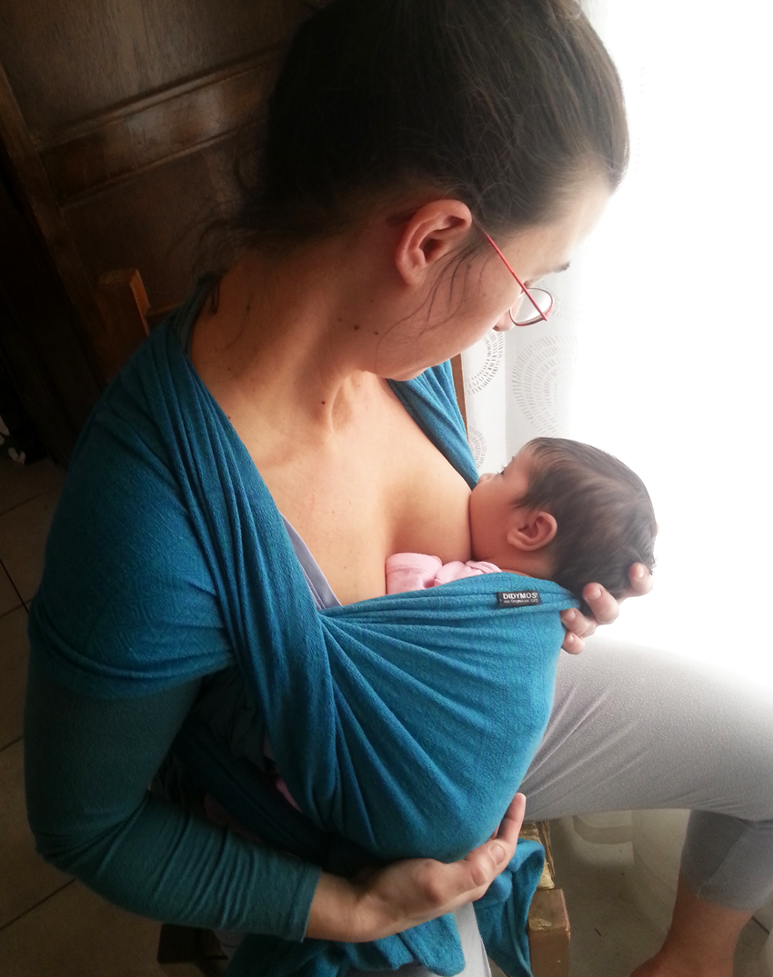 écharpe de portage nouage facile : l'enveloppé-croisé de nouveau-né à  bambin